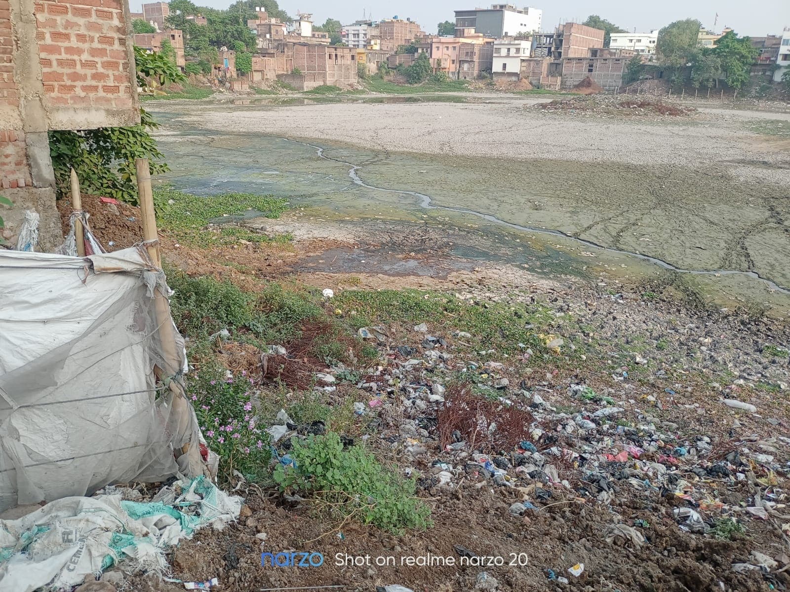 तालाब पर अतिक्रमण कर बनाये जा रहे मकान, प्रशासन सुस्त