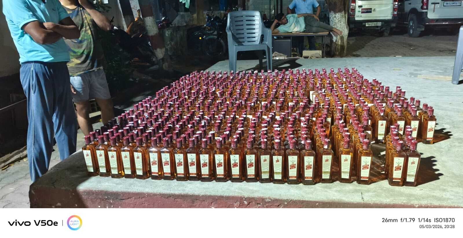 औरंगाबाद पुलिस का एक्शन : हसपुरा में 354 लीटर अंग्रेजी शराब के साथ पिकअप जब्त, पुलिस को देखते ही भागा तस्कर