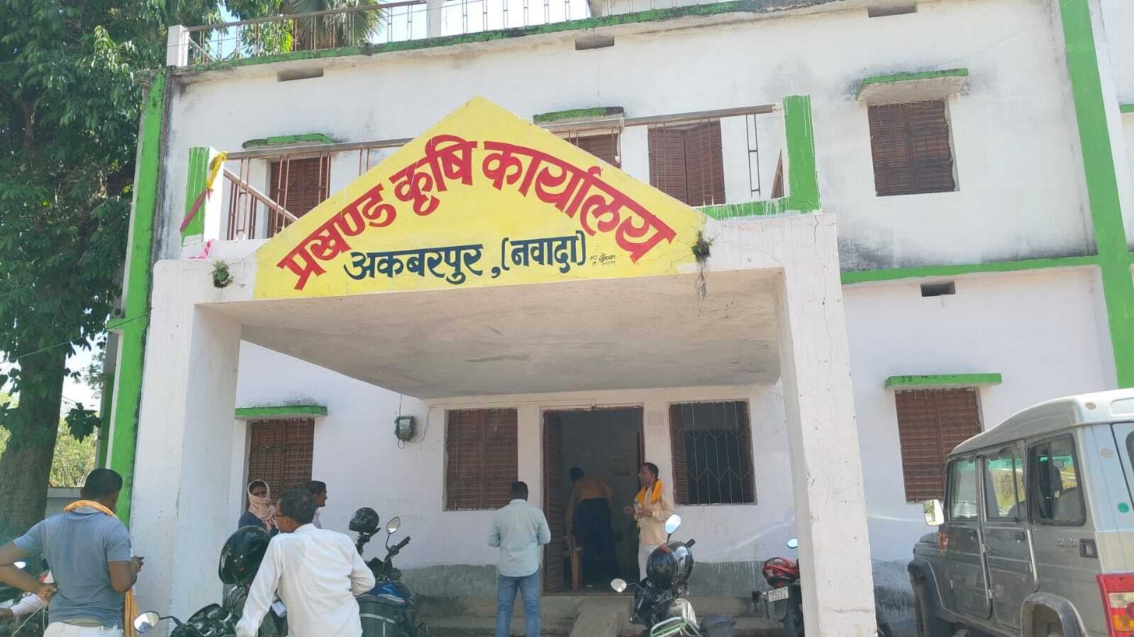 सूचना के बाद भी नहीं मिला बीज, तपती धूप में परेशान हुए किसान,खाली हाथ लौटने पर फूटा आक्रोश