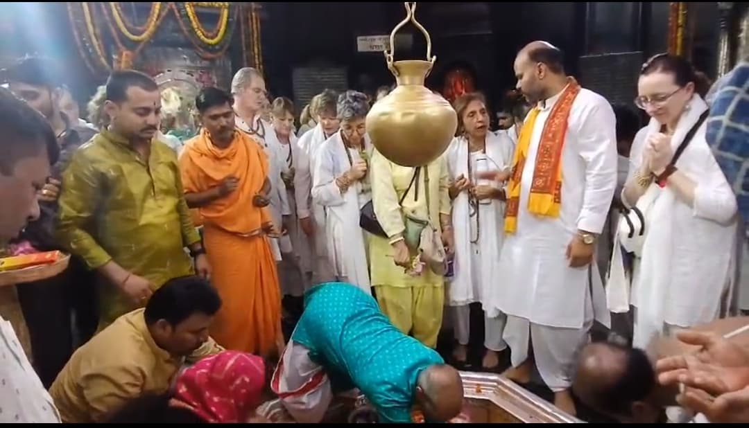 गया में सनातन धर्म की गूंज : अमेरिका, रूस और यूक्रेन से आए श्रद्धालुओं ने विष्णुपद मंदिर में की पूजा, देवघाट पर करेंगे पिंडदान