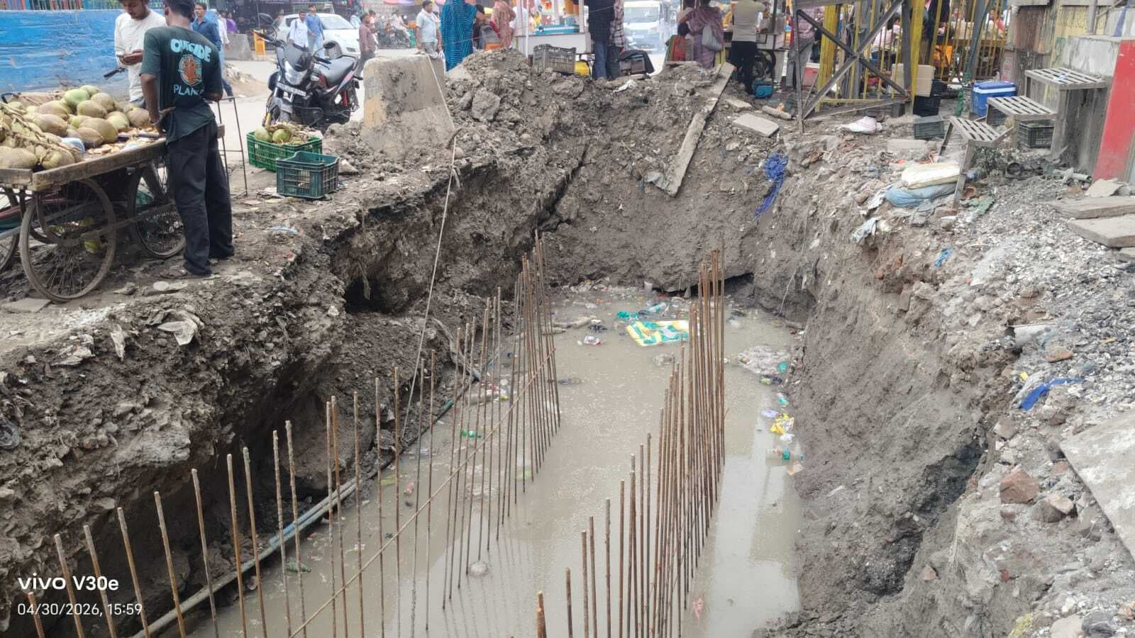 नाला निर्माण में लापरवाही, गड्ढे में गिरकर दिव्यांग वृद्ध घायल