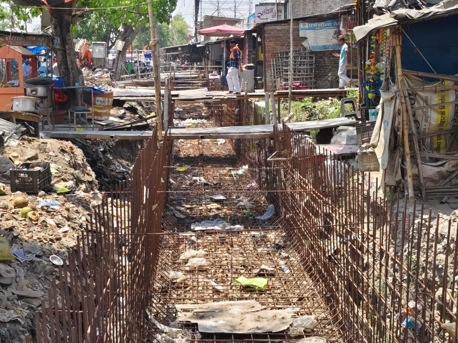 हिसुआ के विश्वशांति चौक पर तीन महीने से अधूरा पड़ा नाला निर्माण, सरिया से जख्मी हो रहे लोग