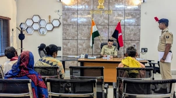 नवादा : एसपी अभिनव धीमान के जनता दरबार में लगा फरियादियों का तांता, ऑन-द-स्पॉट दिए कार्रवाई के निर्देश