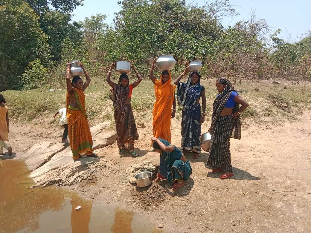 रजौली के चटकरी में तालाब का दूषित पानी पीने को मजबूर ग्रामीण