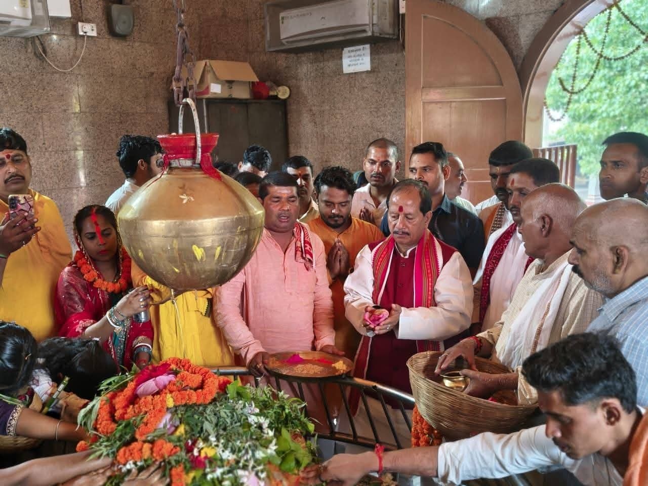 Lakhisarai News : पूर्व डिप्टी सीएम विजय कुमार सिन्हा ने अशोक धाम में की पूजा-अर्चना