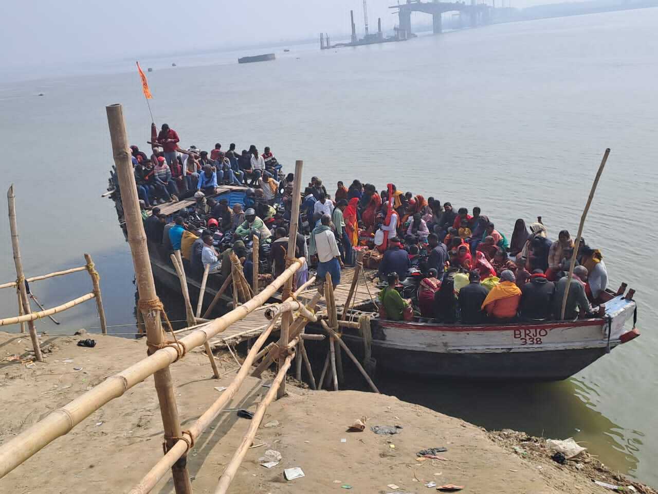 KHAGARIA NEWS : विक्रमशिला सेतु हादसे के बाद अगुवानी–सुल्तानगंज फेरी सेवा पर बढ़ा दबाव, प्रशासन से व्यवस्था सुदृढ़ करने की मांग