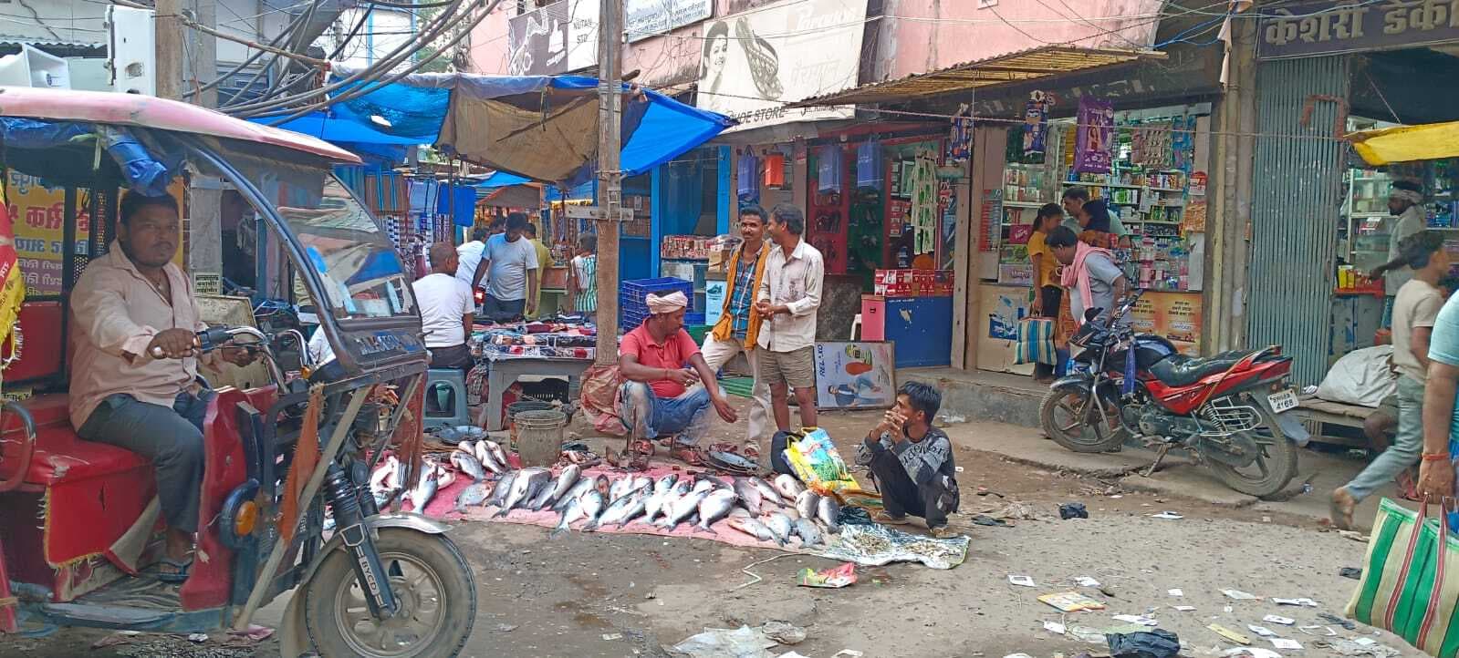Munger News : नगर प्रशासन की अनदेखी, खुले में बिक रही है मांस-मछली