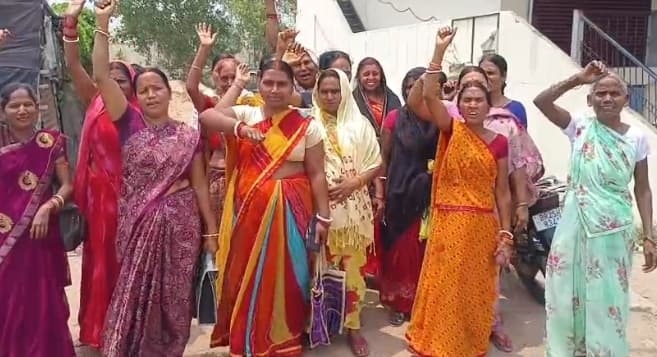 मुख्यमंत्री महिला राेजगार योजना में गड़बड़ी पर जीविका दीदियों का हंगामा