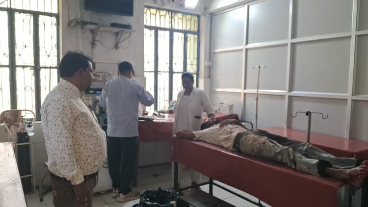 अनियंत्रित होकर स्कूटी पलटी, दो सगे भाई घायल