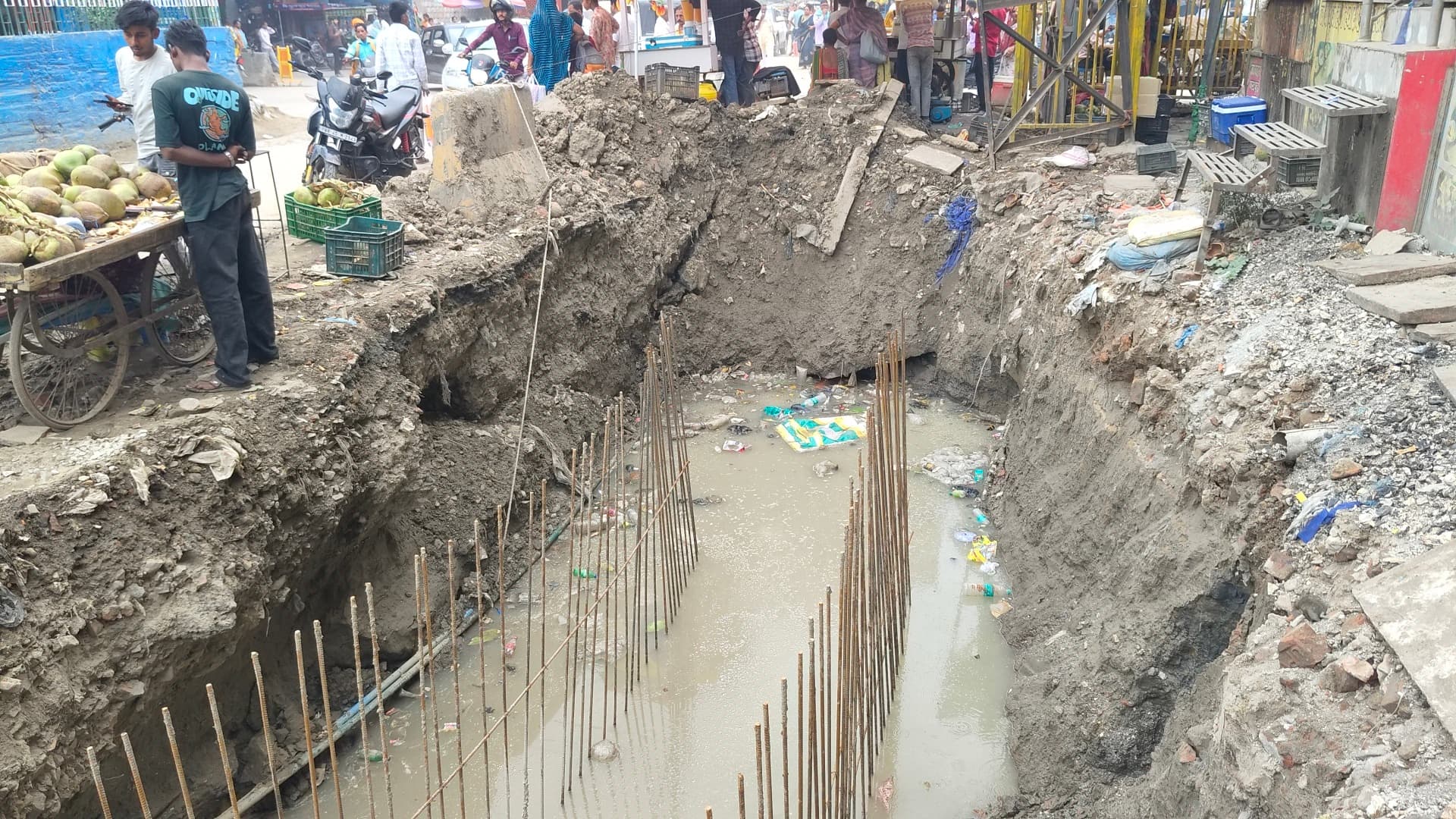 नाला निर्माण में बरती जा रही लापरवाही, हादसे को दावत दे रहे खुले गड्ढे