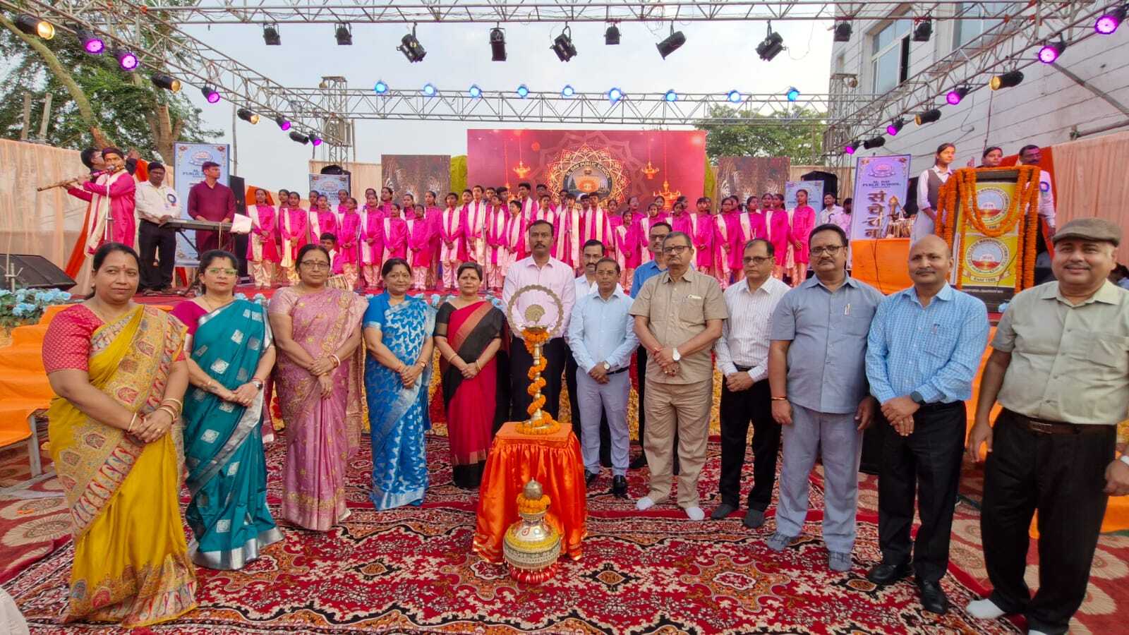 KHAGARIA स्कूली बच्चों ने गीत, नृत्य व नाटक की शानदार प्रस्तुति से मोहा मन