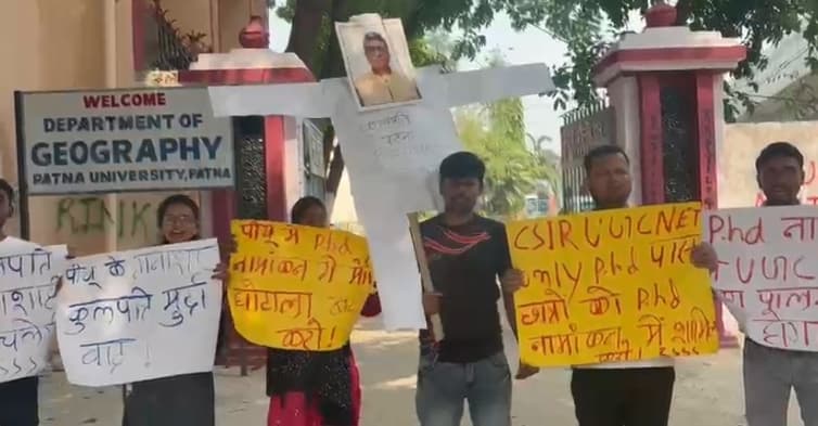 थावे मंदिर में दर्शन को उमड़े भक्त, लगा भीषण जाम