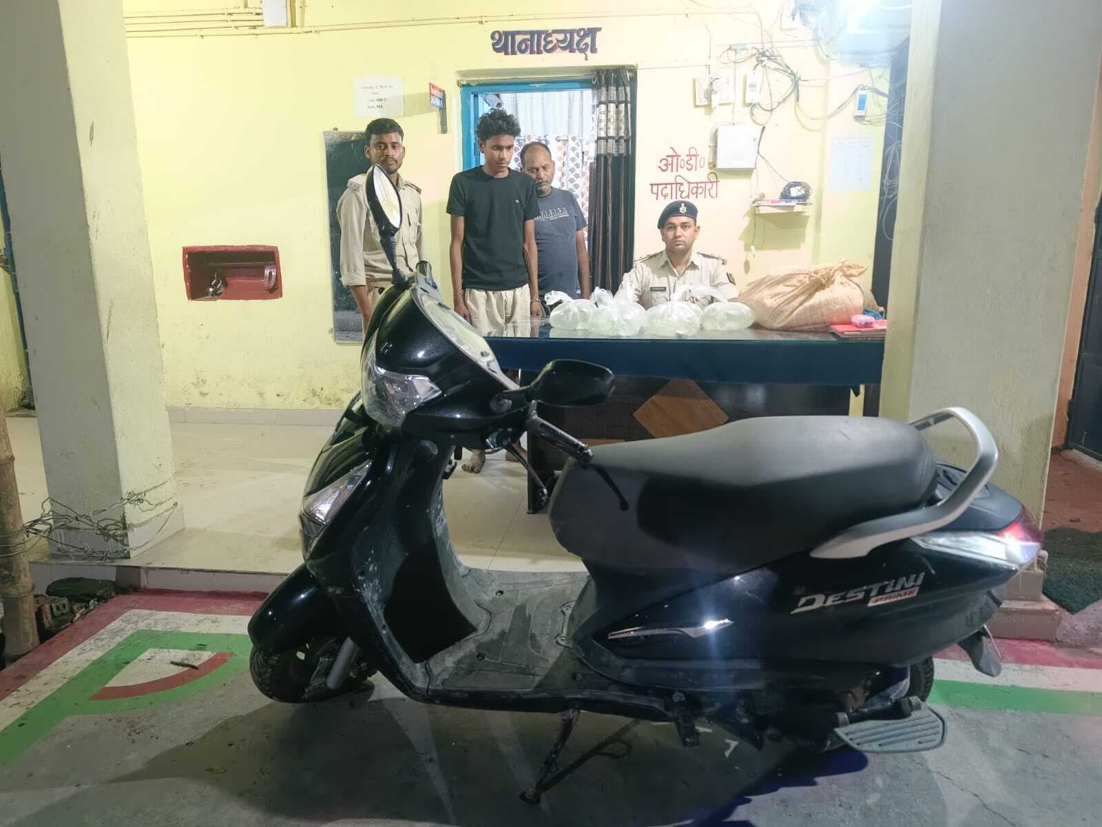 KATIHAR स्कूटी से 100 लीटर शराब बरामद, दो तस्कर गिरफ्तार