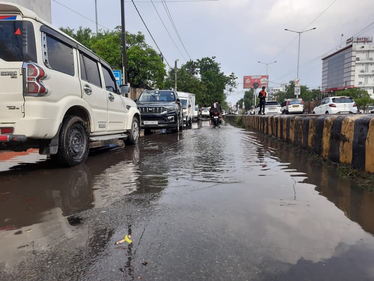 एक घंटे की बारिश ने खोली व्यवस्था की पोल, औरंगाबाद में सड़कें बनी तालाब
