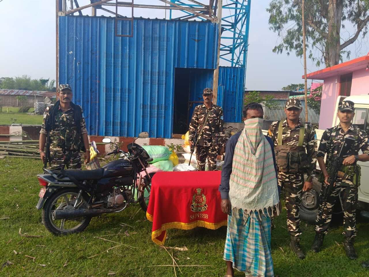 ARARIA एसएसबी ने तस्करी के सामान के साथ एक को गिरफ्तार किया