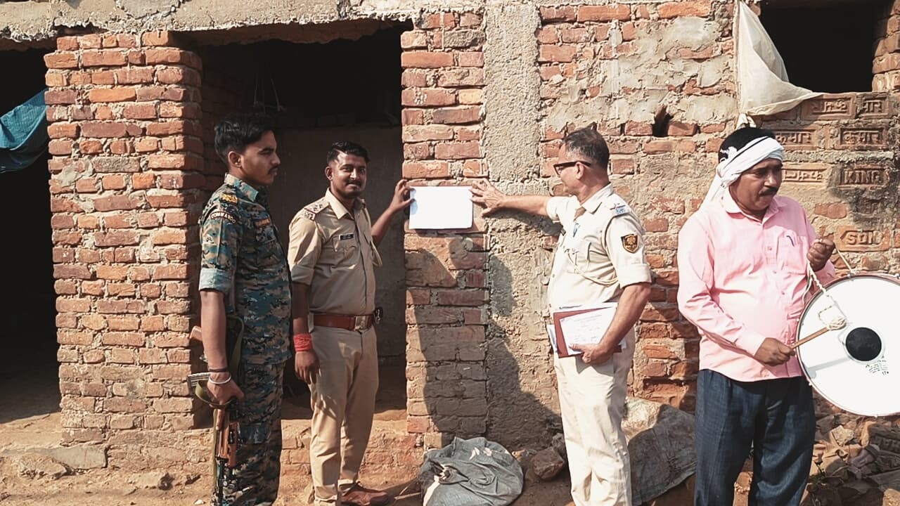 तीन वारंटी के घरों पर चिपकाया गया इश्तेहार