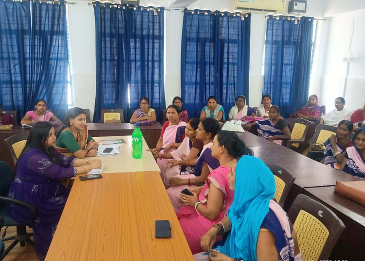 सुरक्षित प्रसव का लक्ष्य, पर फ्रंटलाइन योद्धा बेहाल, समीक्षा बैठक में दिखा दोहरा सच
