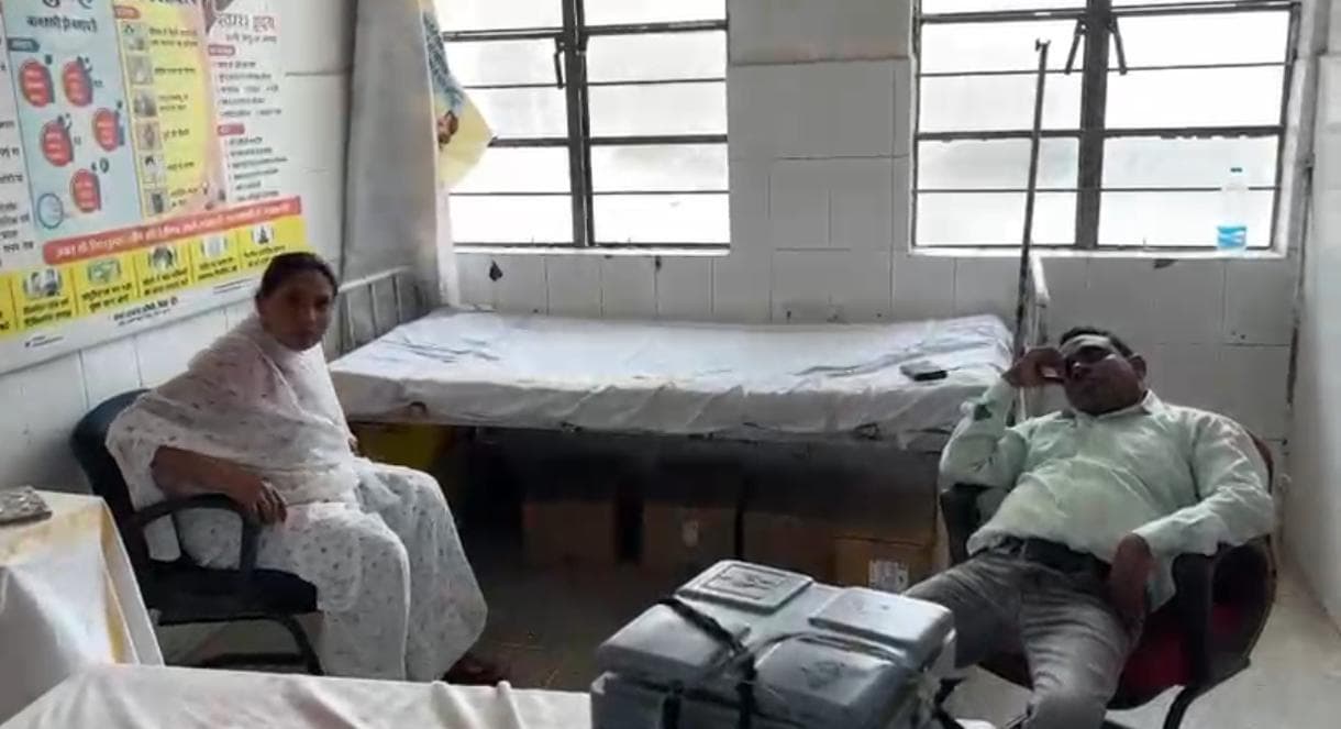 टीकाकरण अभियान में लापरवाही : सोते मिले डॉक्टर और एएनएम का एक दिन का वेतन कटा