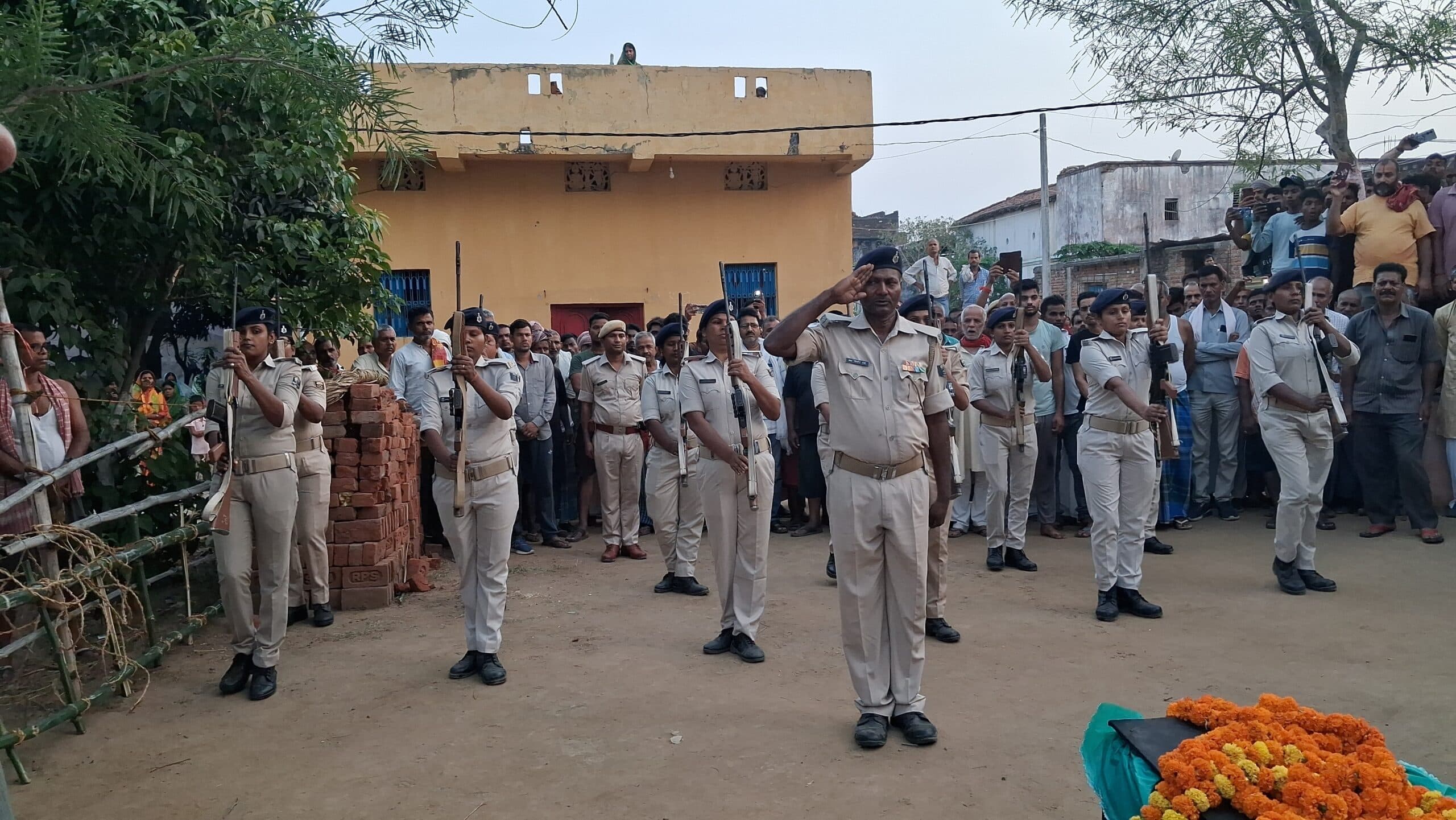 मुखिया पुत्र बिहार पुलिस के जवान की ह्रदय गति रुकने से मौत, गार्ड ऑफ ऑनर देकर दी गयी सलामी
