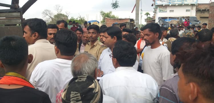 ट्रक के नीचे छिपे मजदूरों पर गिरा ठनका, एक की मौत, पांच झुलसे