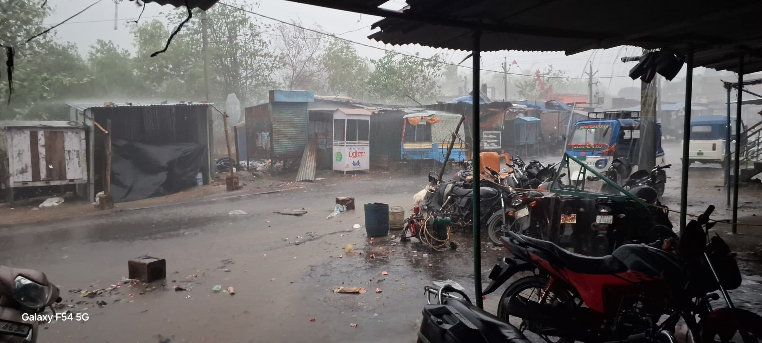 आंधी-तूफान से क्षतिग्रस्त हुआ शतचंडी यज्ञ का मंडप, मरम्मत में जुटे श्रद्धालु