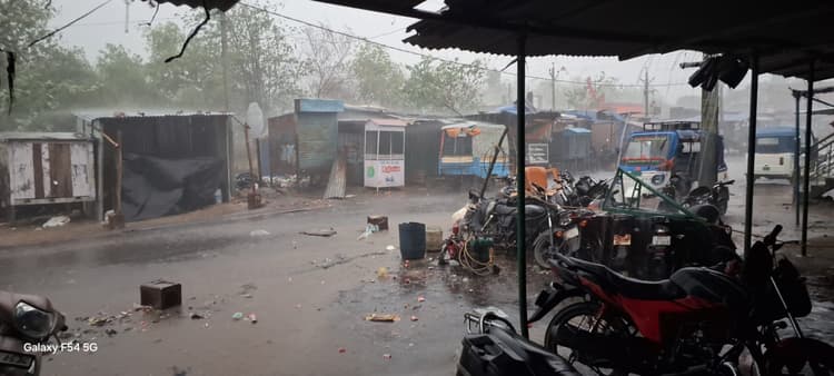 आंधी-तूफान से क्षतिग्रस्त हुआ शतचंडी यज्ञ का मंडप, मरम्मत में जुटे श्रद्धालु