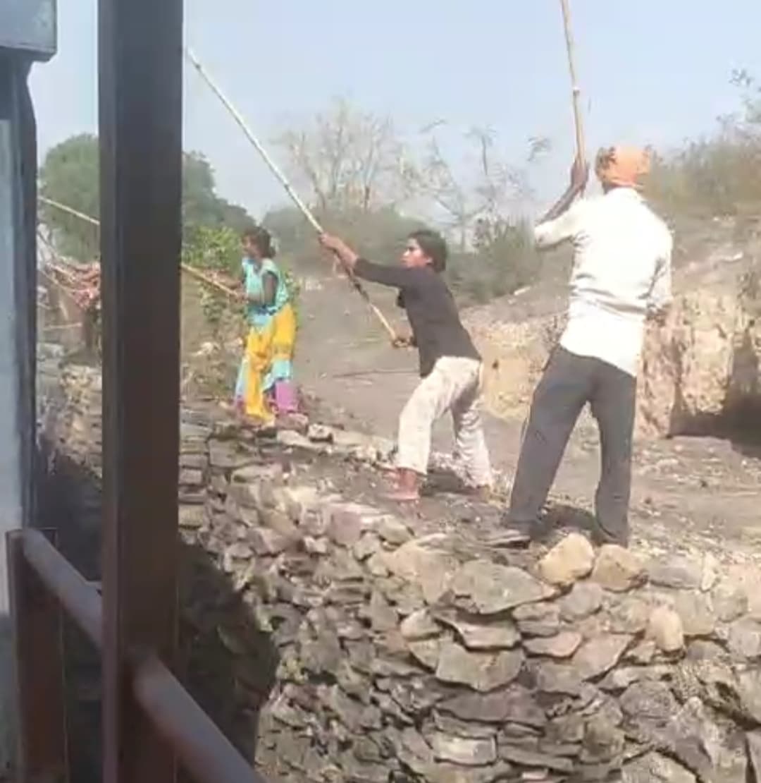 प्रबंधन की निष्क्रियता के कारण रूक नहीं रही है रेलवे रैक से कोयला चोरी