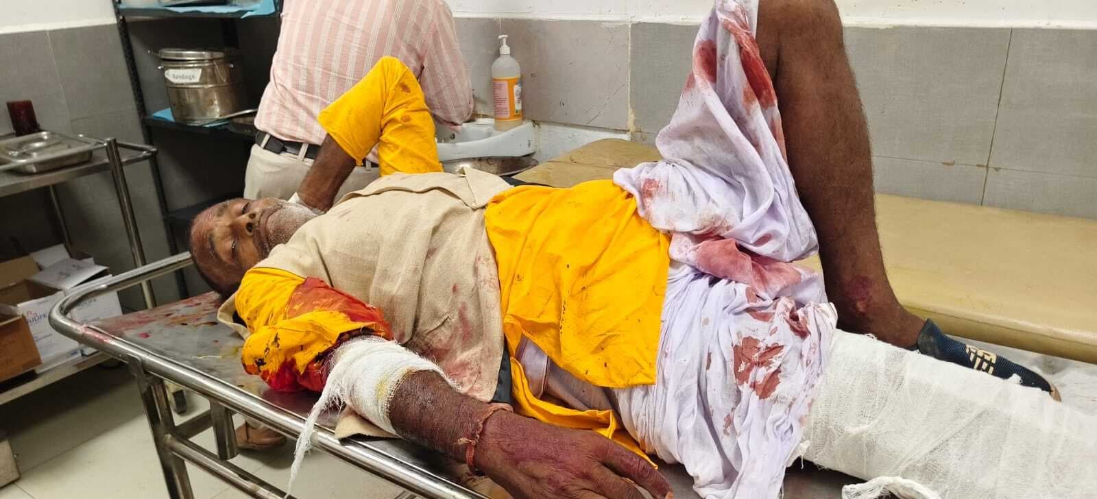 खड़ी बाइक को ट्रक ने मारी टक्कर, दो लोग घायल
