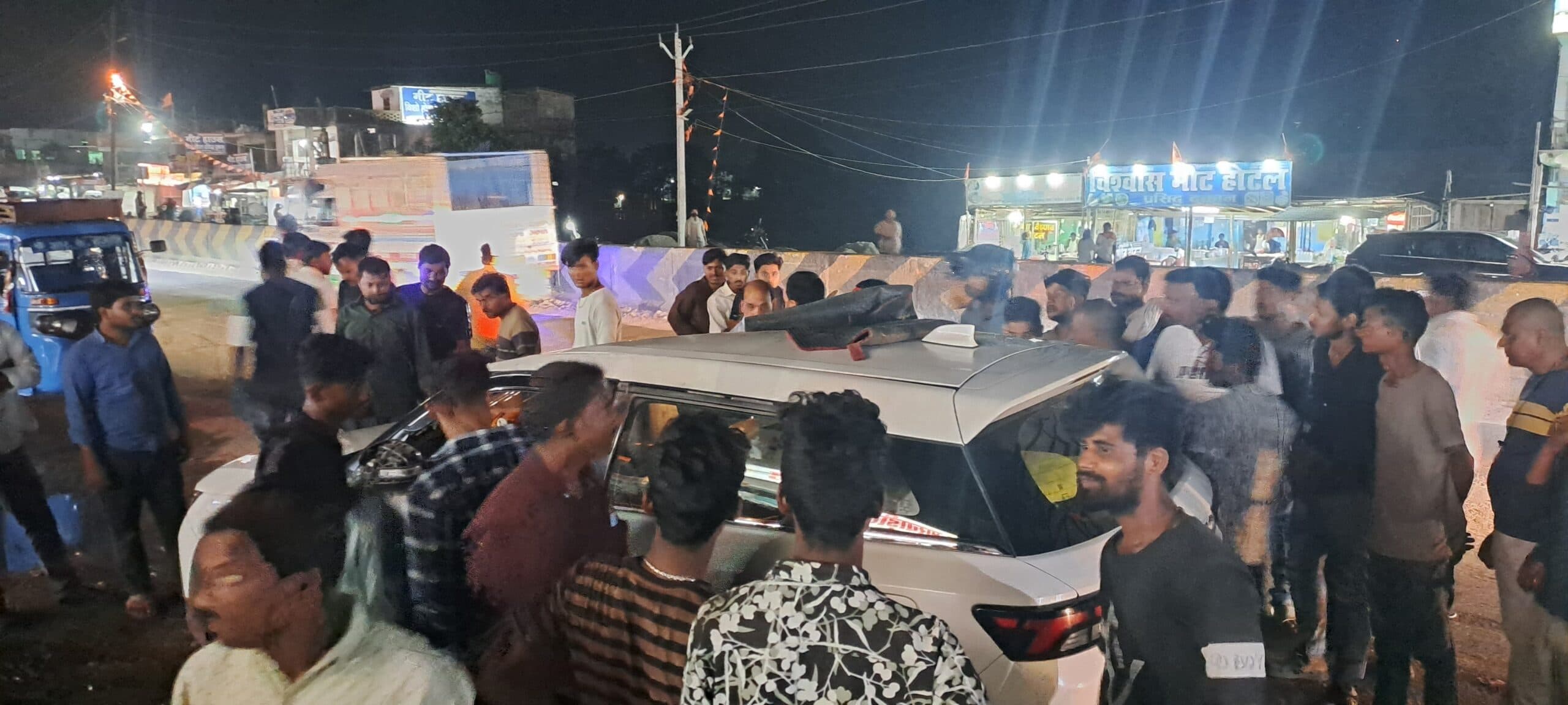 सिमराही बाजार में 30 मिनट में दो सड़क हादसे, डिवाइडर पर संकेत नहीं होने से बढ़ा खतरा