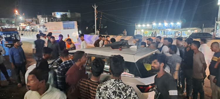 सिमराही बाजार में 30 मिनट में दो सड़क हादसे, डिवाइडर पर संकेत नहीं होने से बढ़ा खतरा