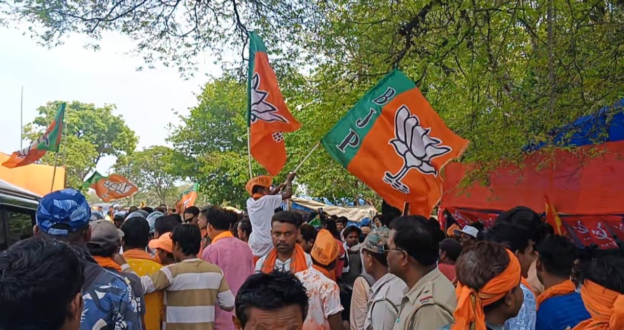 भाजपा के जीत पर बंगाल सीमा पर जश्न