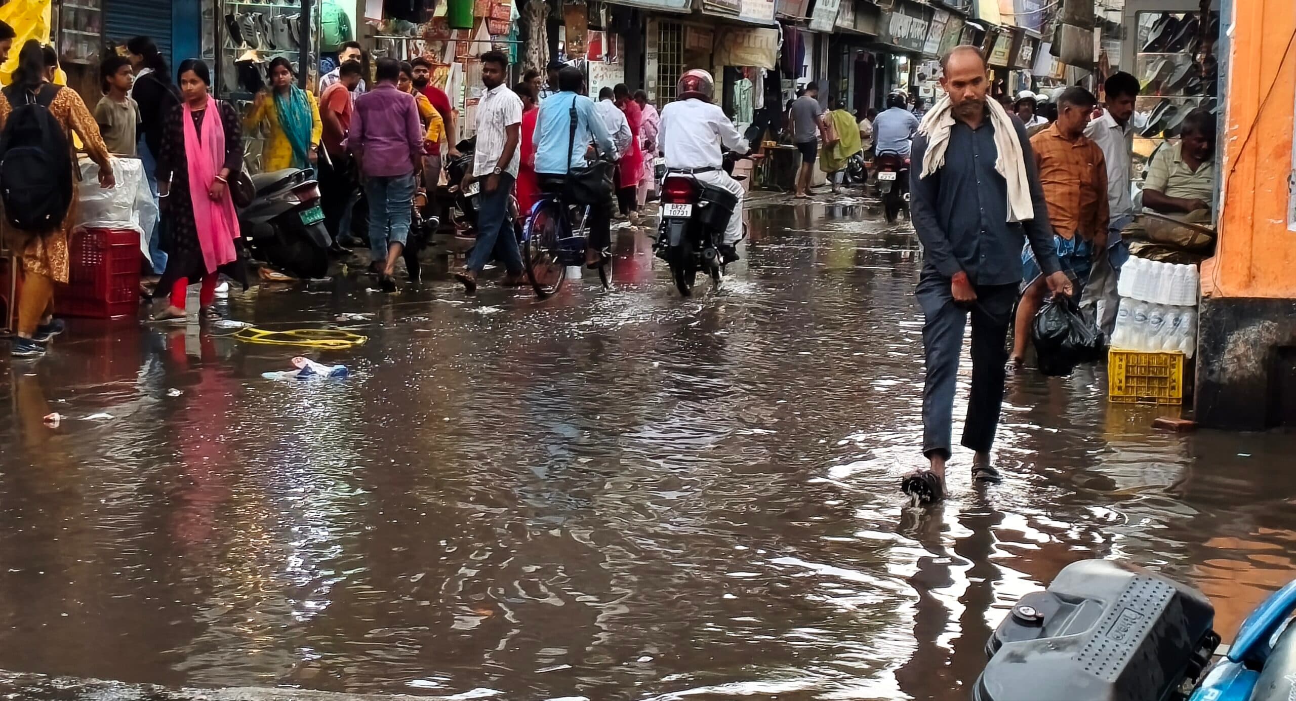 नवादा में बेमौसम बारिश से शहरी जनजीवन अस्त-व्यस्त, सड़कें बनीं झील