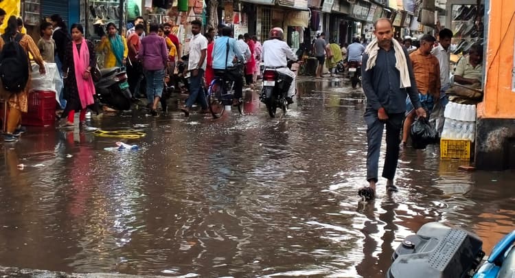 नवादा में बेमौसम बारिश से शहरी जनजीवन अस्त-व्यस्त, सड़कें बनीं झील