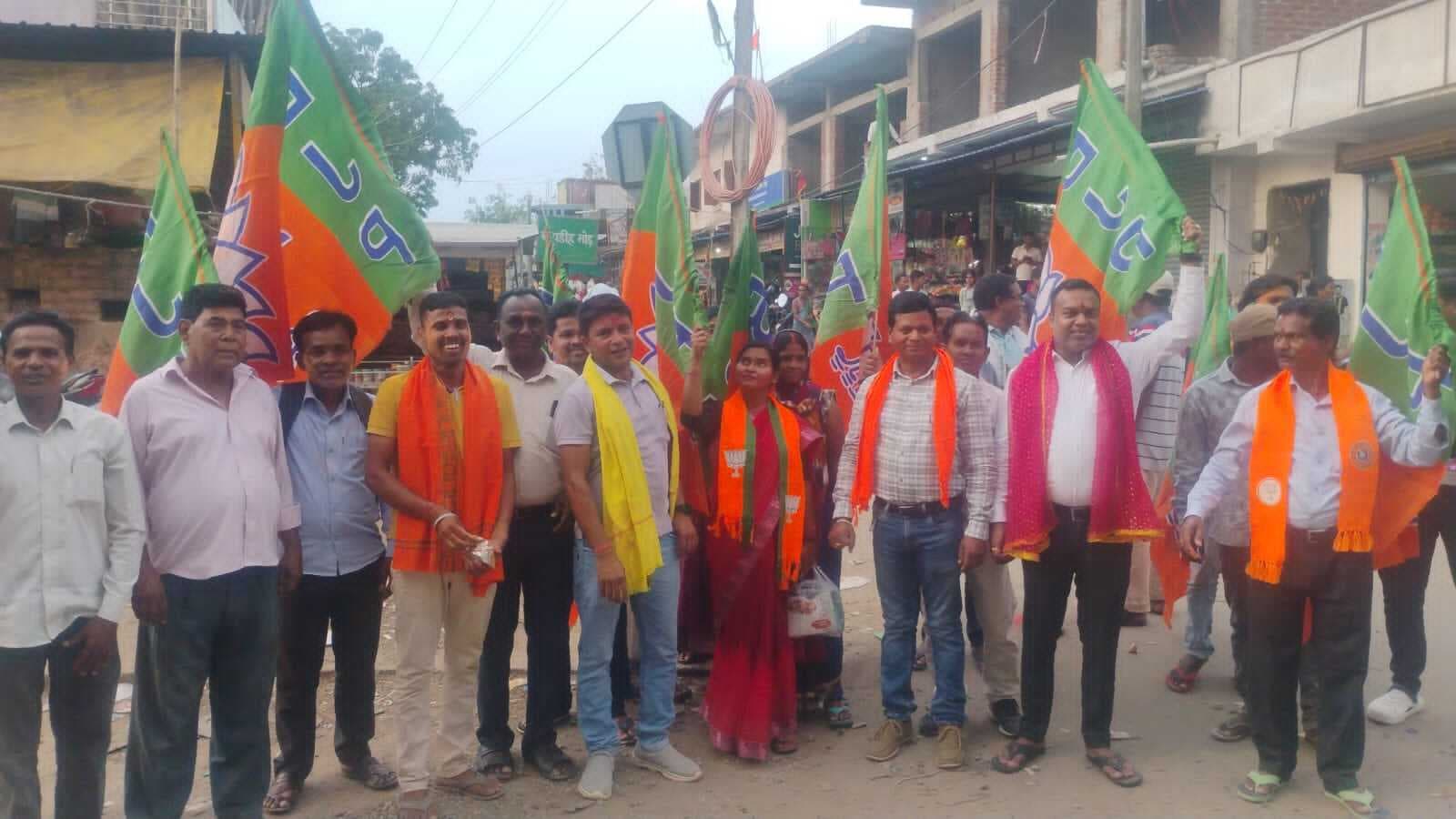 बंगाल में भाजपा की जीत पर विजय जुलूस निकाला