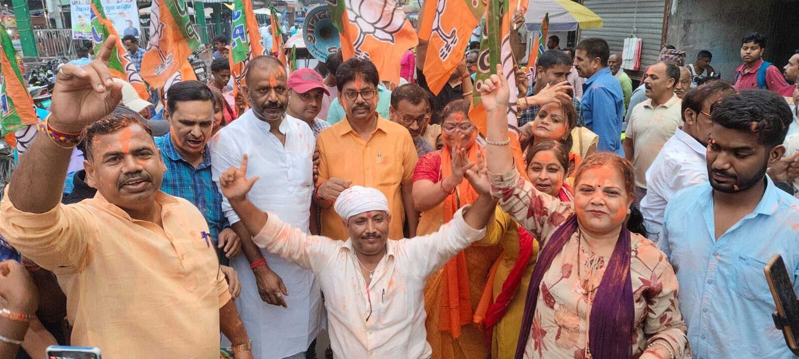अबीर-गुलाल और बैंड-बाजे के साथ भाजपा की जीत का मनाया जश्न