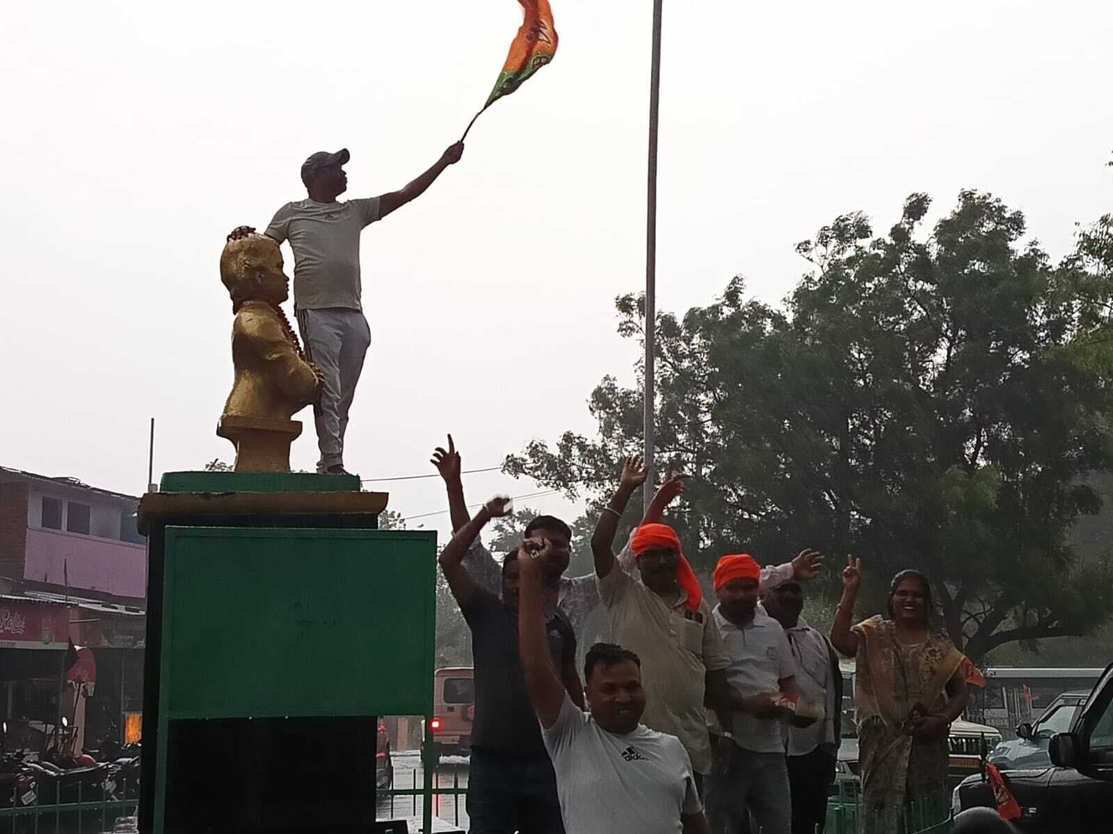 भाजपाइयों ने पिपरवार में मनाया जश्न