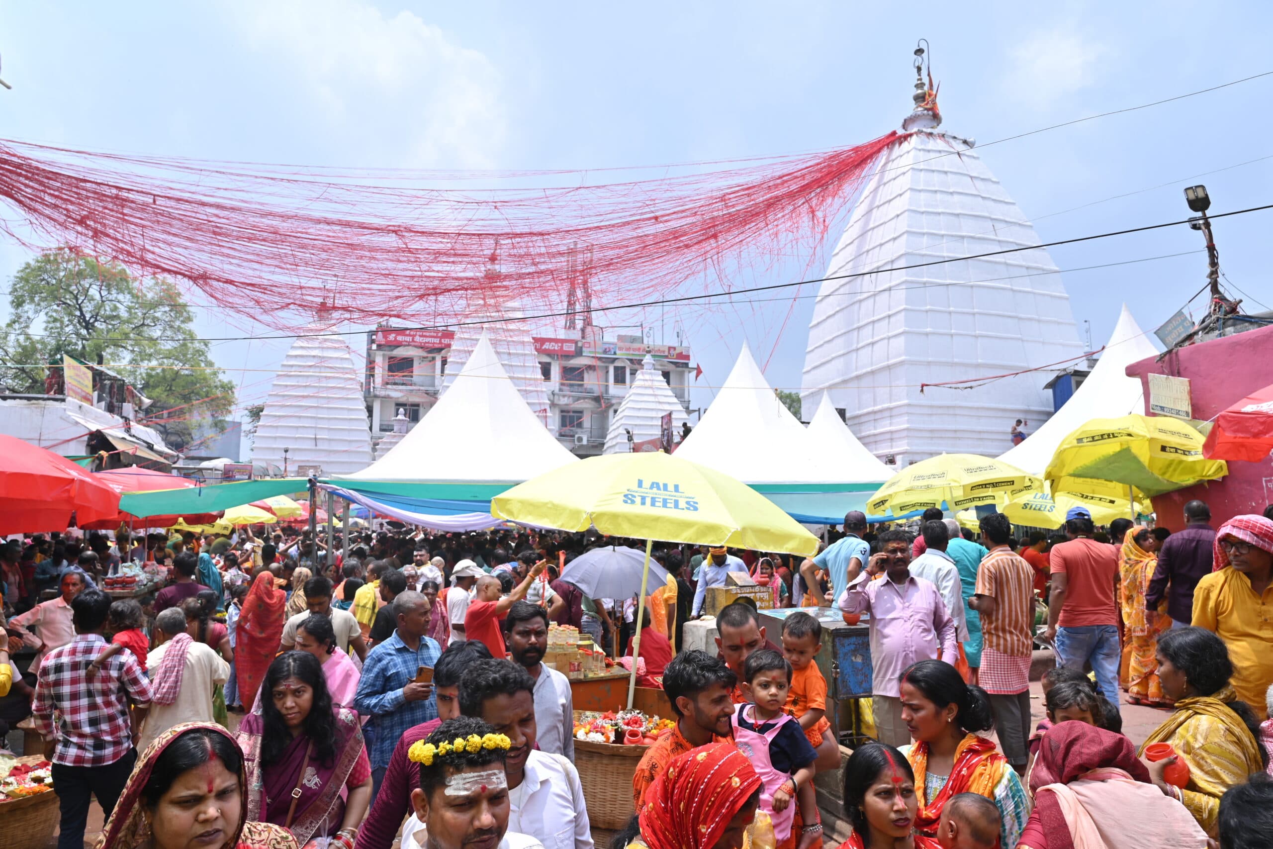 Deoghar News : बाबा मंदिर में अब कंट्रोल रूम की अनुमति से ही वीआइपी को मिलेगा प्रवेश