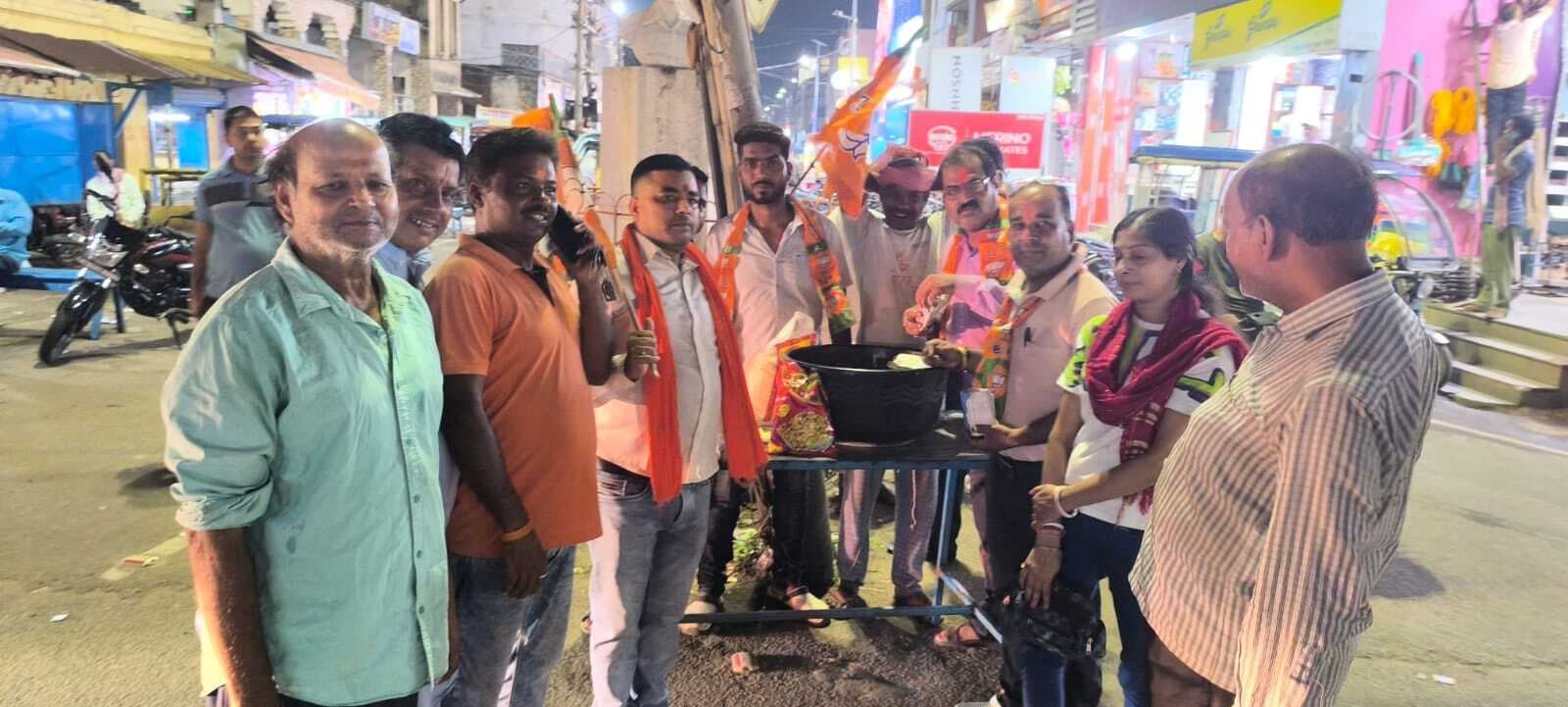 भाजयुुमो ने एक-दूसरे को अबीर गुलाल लगाकर दी जीत की बधाई