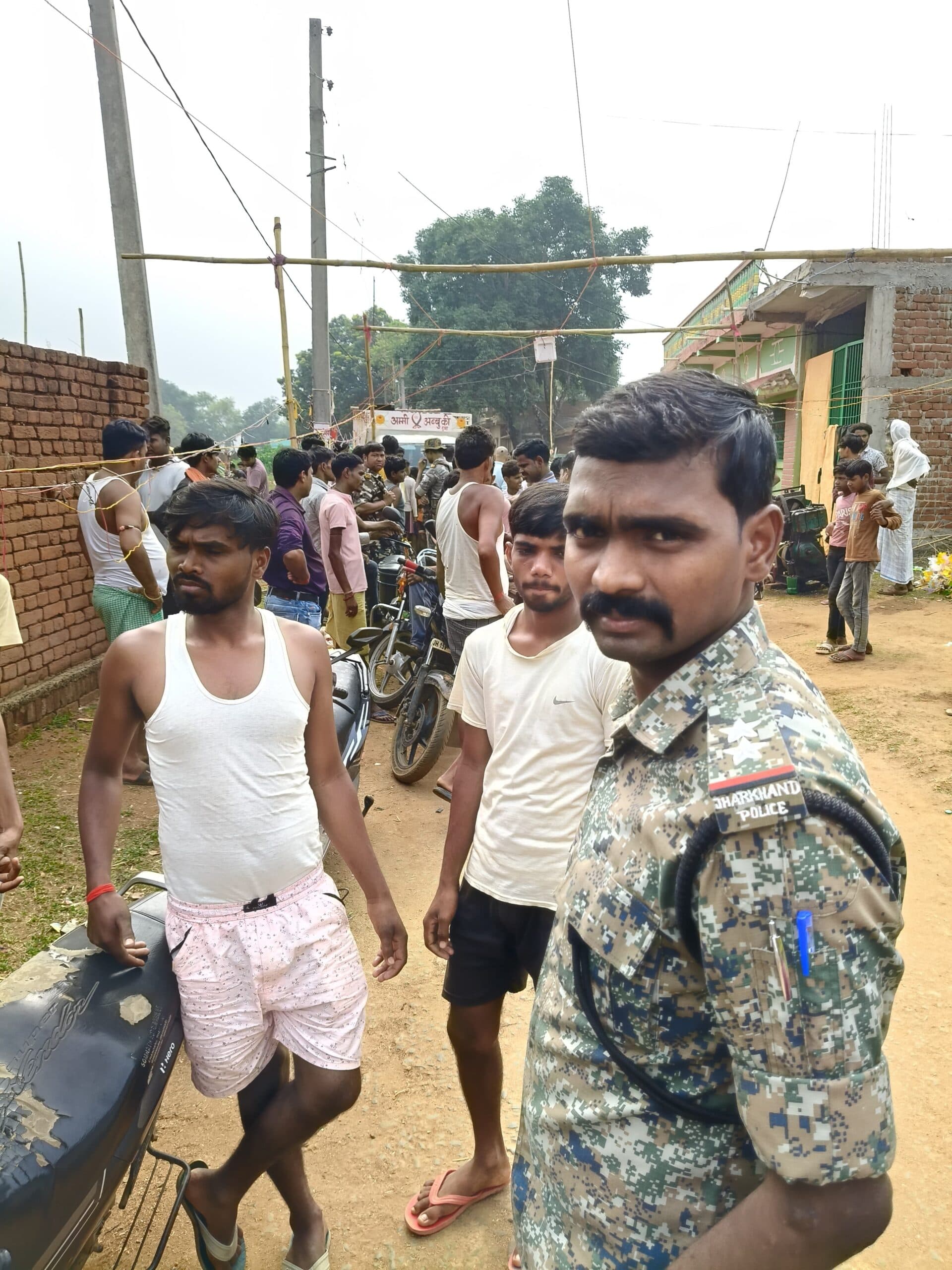 धार्मिक स्थल पर जूठा फेंकने को लेकर दो समुदायों में विवाद, पुलिस ने कराया शांत