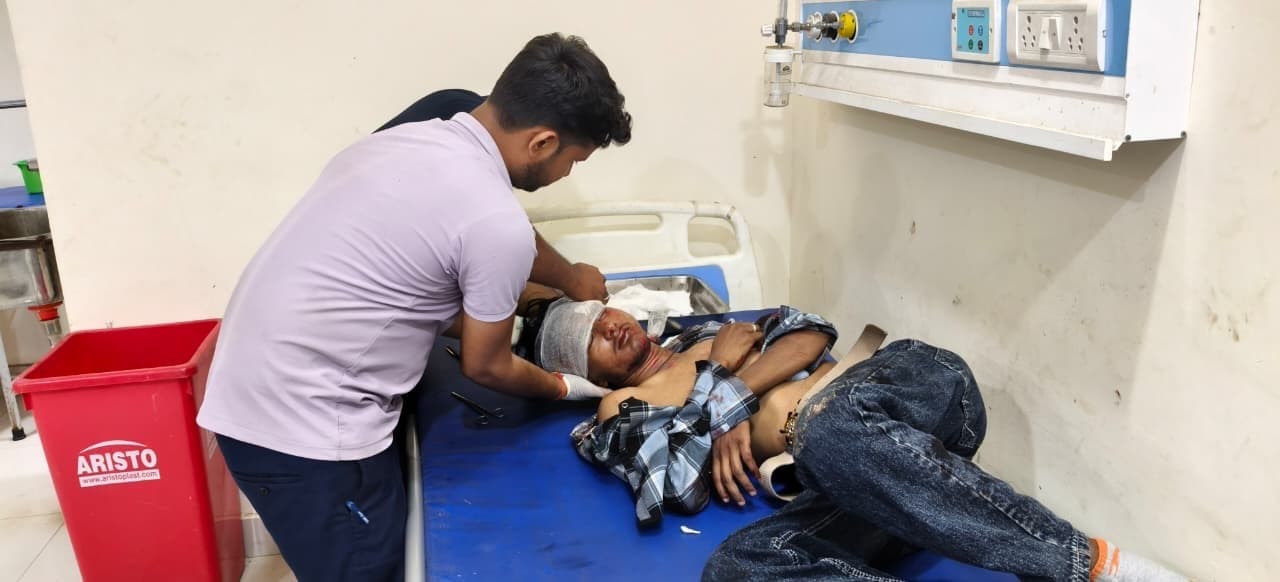 Giridih News :सड़क दुर्घटना में बाइक सवार मामा-भांजा जख्मी