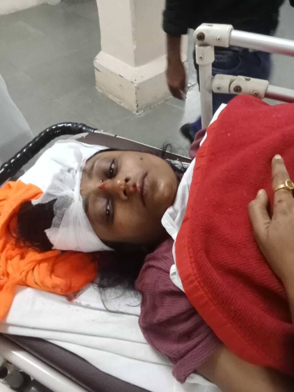 Jamshedpur News : बिष्टुपुर : बिरयानी लेने जा रही स्कूटी सवार महिला से चेन छीना, गिरकर हुई जख्मी