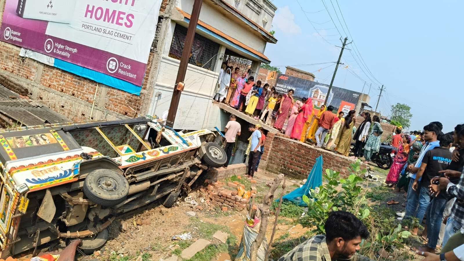 Giridih News :कार व पिकअप वैन में टक्कर, दबने लेस्कूल से लौट रही छात्रा की मौत