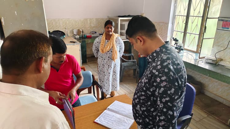 पालोजोरी सीएचसी में सफाई, जांच और बिजली बैकअप पर दिया निर्देश