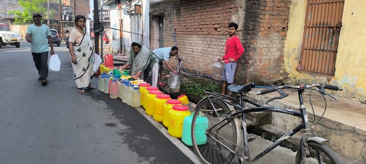 Giridih News :एक पहर भी नहीं होती नियमित जलापूर्ति, बढ़ती गर्मी के साथ एक-एक बूंद पर आफत