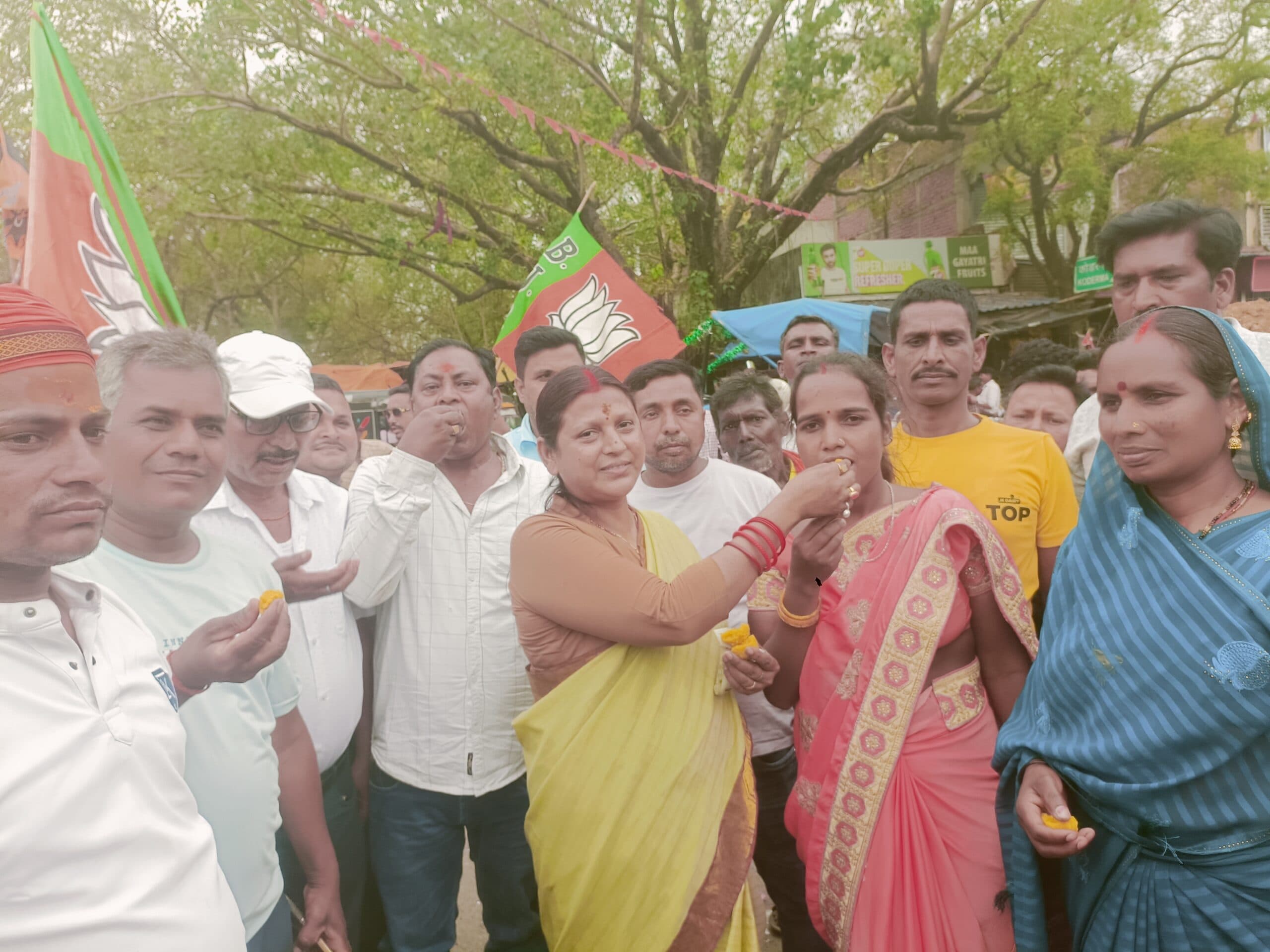 Giridih News :बंगाल में भाजपा की ऐतिहासिक जीत पर विधायक ने बांटी मिठाई