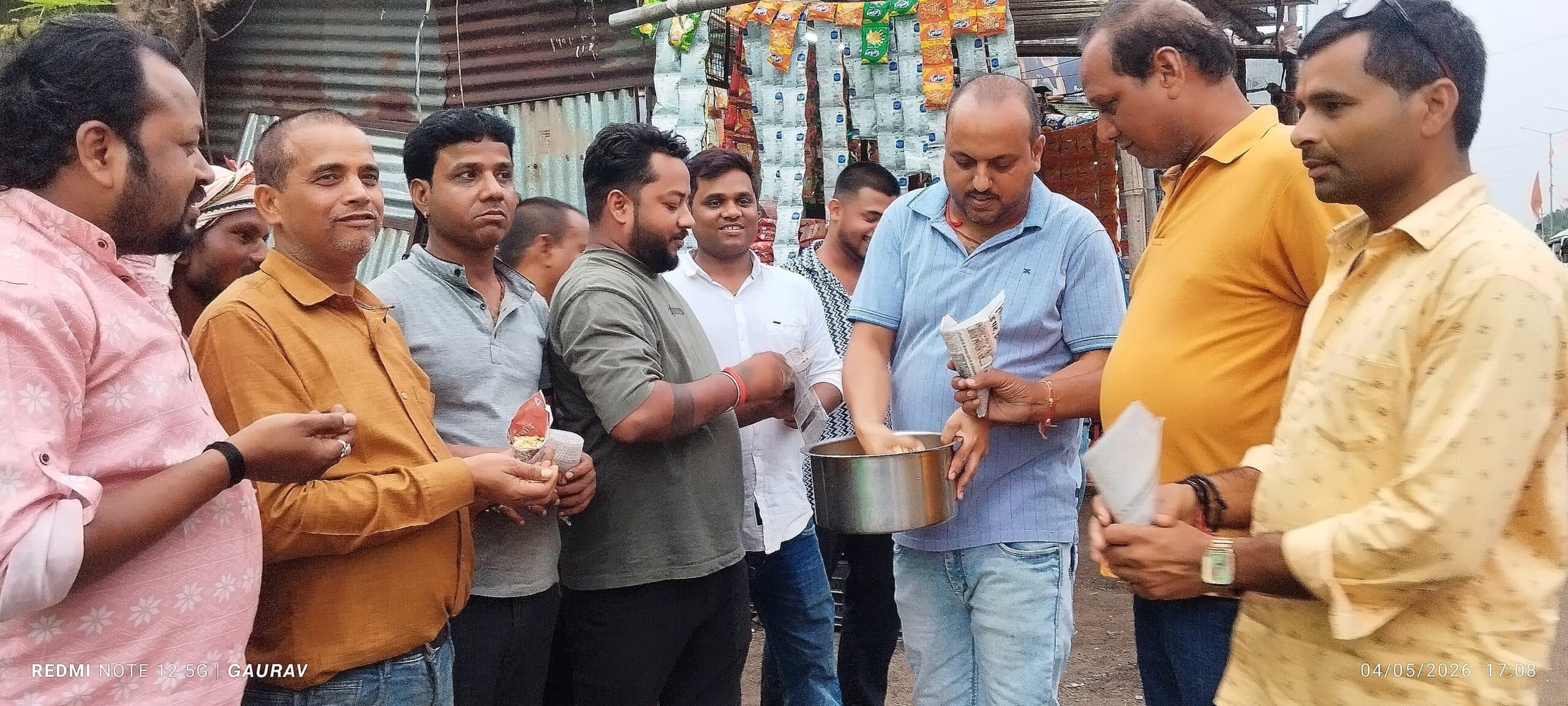 Giridih News :झालमुड़ी बांटकर जीत की खुशी मनायी