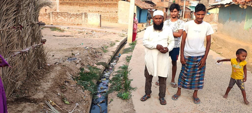 मांछीटांड़ मुस्लिम टोला में ढक्कन नहीं होने से नाला जाम