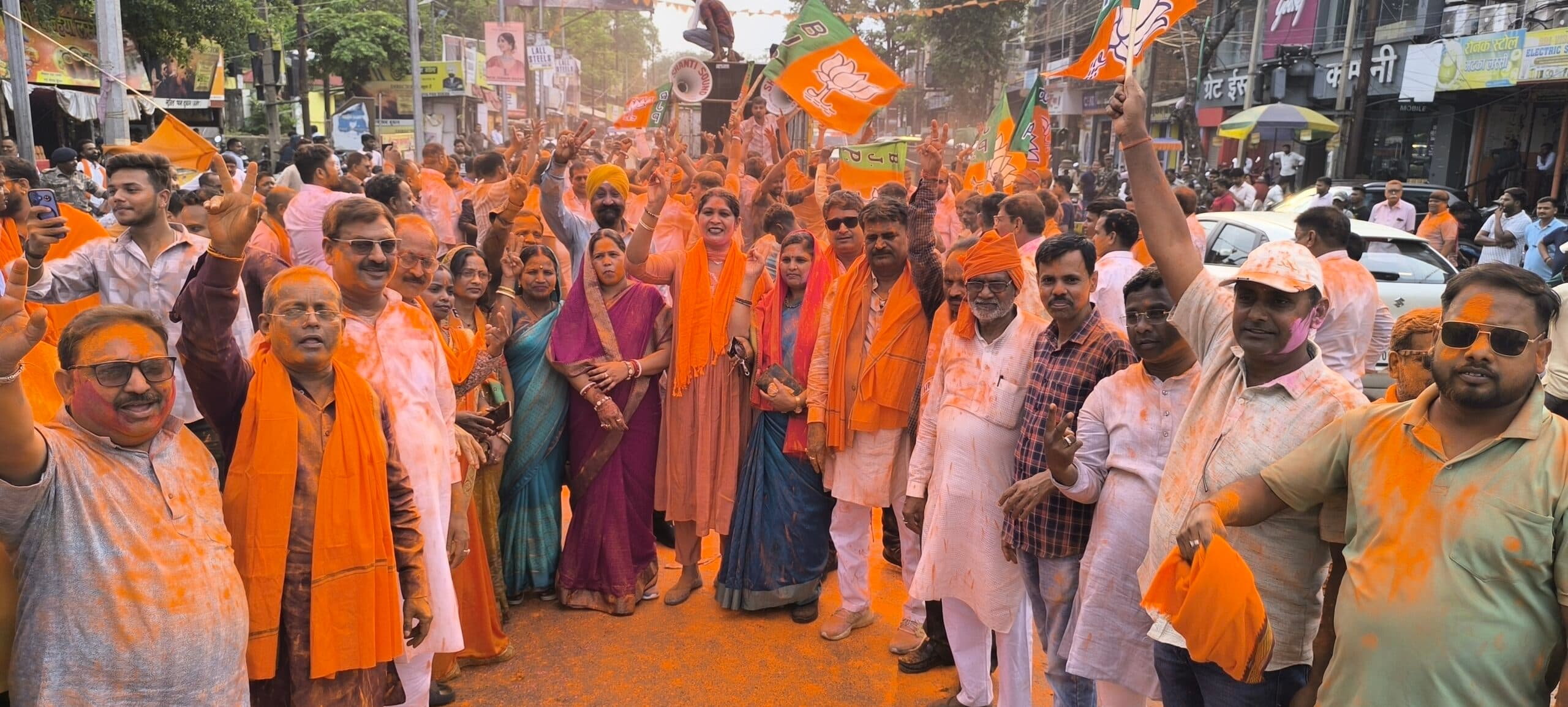 Giridih News :विधानसभा चुनावों में जीत पर भाजपाइयों ने निकाला विजय जुलूस, उड़े गुलाल