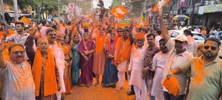 Giridih News :विधानसभा चुनावों में जीत पर भाजपाइयों ने निकाला विजय जुलूस, उड़े गुलाल