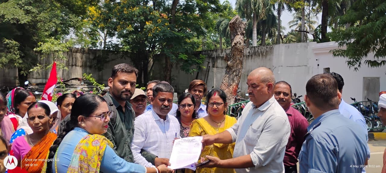 0000 टिनप्लेट कंपनी के गेट पर ठेका कर्मियों ने किया प्रदर्शन, संयुक्त ट्रेड यूनियन ने सौंपा ज्ञापन